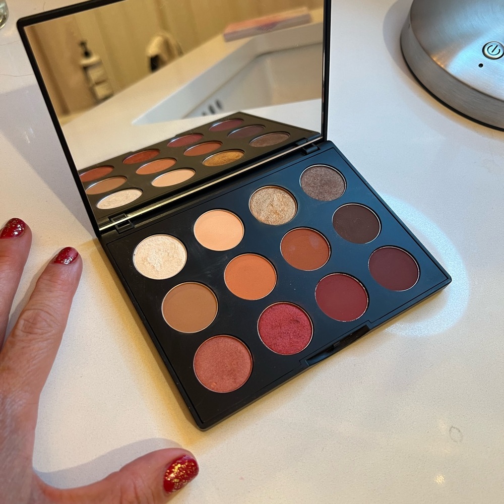 MAC 12 color Eye Shadow Palette